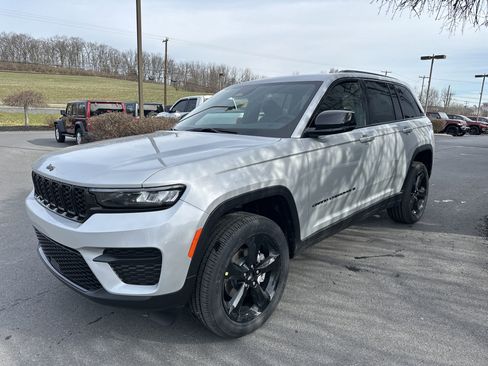 New 2025 Jeep Grand Cherokee Altitude image 8