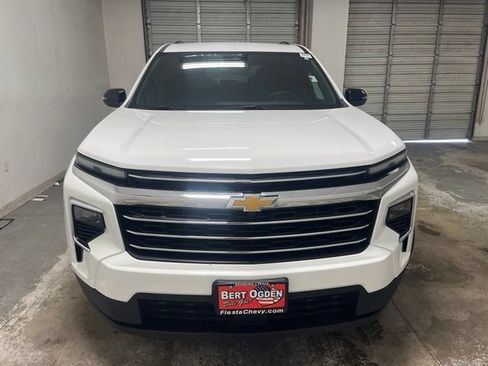 Used 2025 Chevrolet Traverse LT FWD image 2