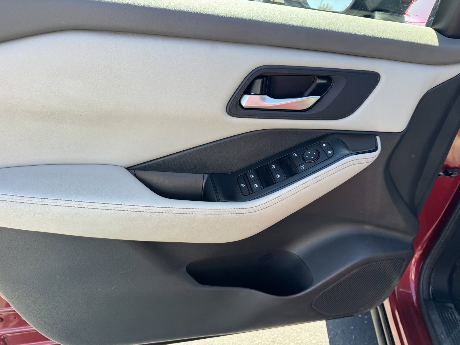 Used 2025 Nissan Rogue SV AWD/4WD image 16