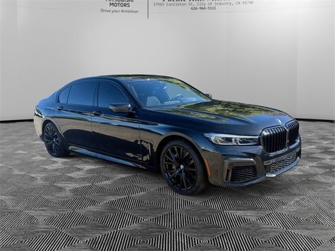 Used 2022 BMW 740i w/ M Sport Package image 3