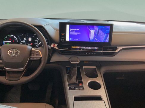 Certified 2025 Toyota Sienna XLE FWD image 23