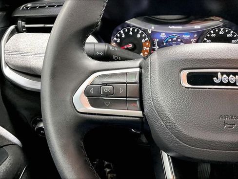 Used 2024 Jeep Compass Latitude image 11