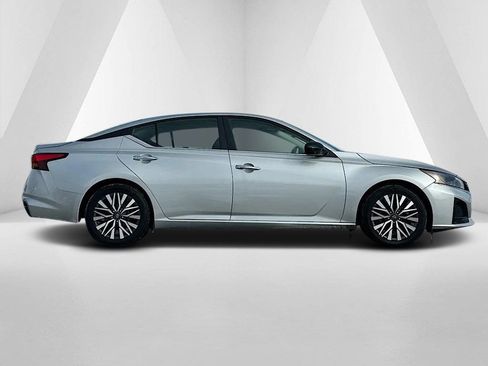 Used 2024 Nissan Altima 2.5 SV image 8