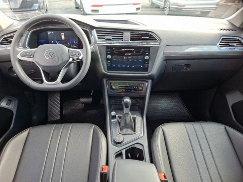 Certified 2022 Volkswagen Tiguan SE w/ Panoramic Sunroof Package image 11