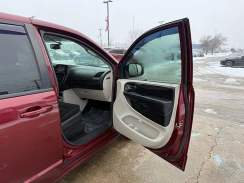 Used 2018 Dodge Grand Caravan SE w/ UConnect Hands-Free Group image 24
