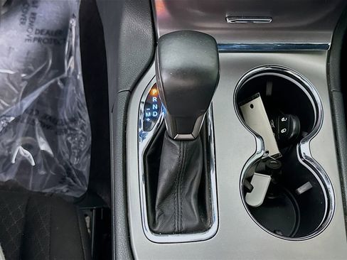 Used 2019 Jeep Grand Cherokee Laredo AWD/4WD image 22
