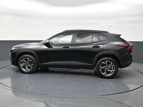 Used 2024 Chevrolet Trax LT FWD image 2