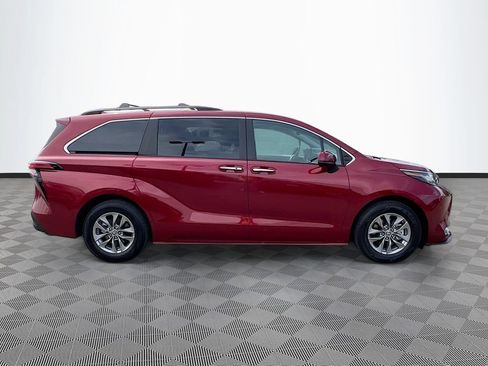 Used 2023 Toyota Sienna XLE FWD image 8