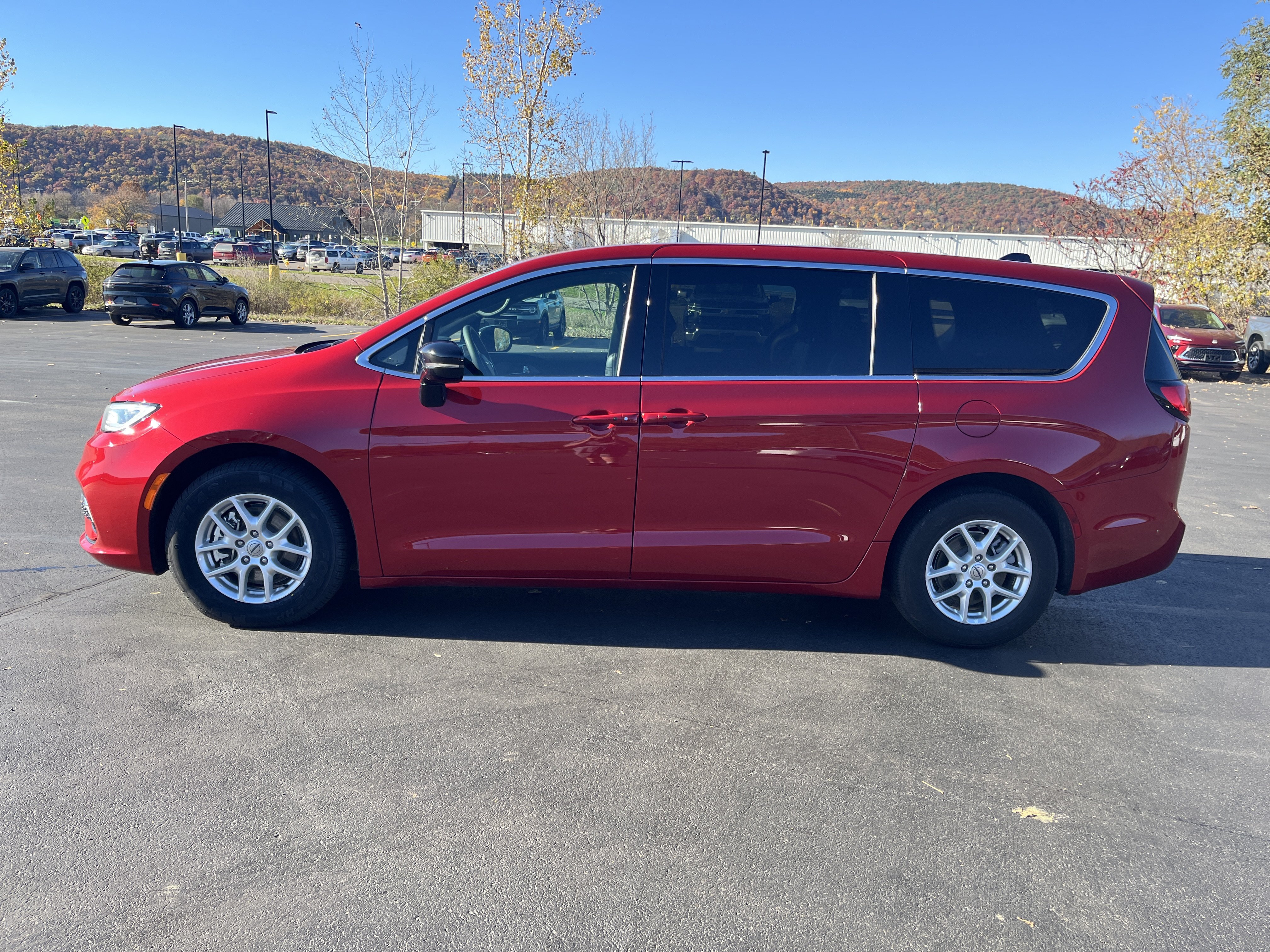 Used 2025 Chrysler Pacifica Select FWD image 4