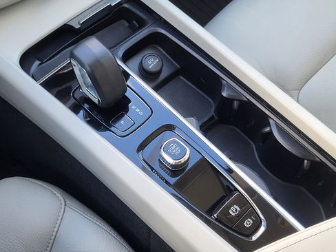 Certified 2024 Volvo XC60 B5 Plus w/ Protection Package Premier image 21