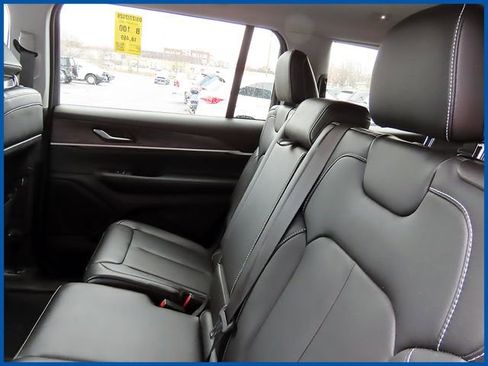 Used 2023 Jeep Grand Cherokee L Limited AWD/4WD image 11