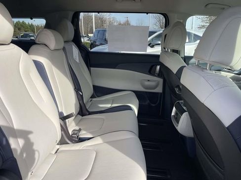 New 2026 Kia Carnival EX image 21