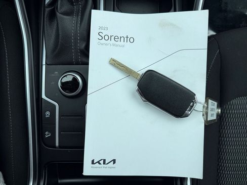 Used 2023 Kia Sorento LX AWD/4WD image 30