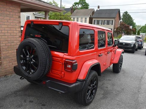 Used 2025 Jeep Wrangler Unlimited Sahara w/ Safety Group AWD/4WD image 4