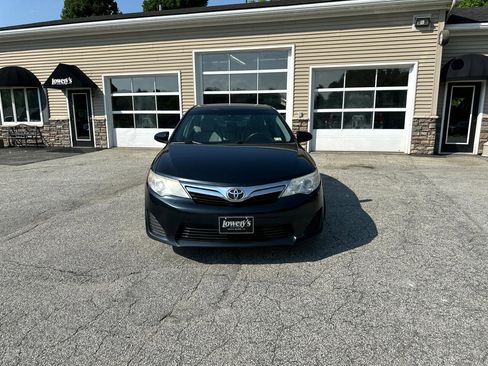 Used 2014 Toyota Camry SE image 2