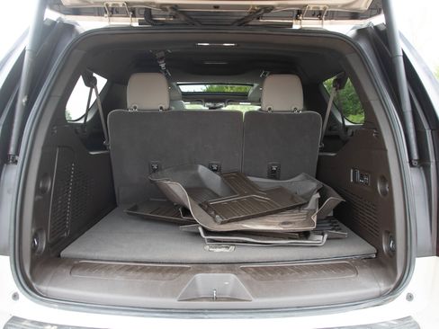 Used 2023 GMC Yukon XL SLT w/ SLT Premium Package AWD/4WD image 9