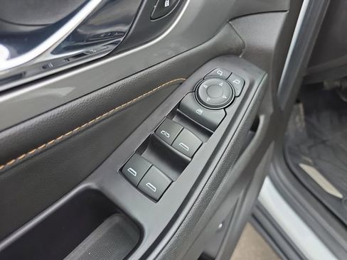 Used 2019 Chevrolet Traverse LT FWD image 12