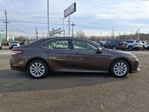 Used 2018 Toyota Camry LE image 28