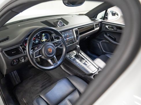 Certified 2018 Porsche Macan AWD/4WD image 4