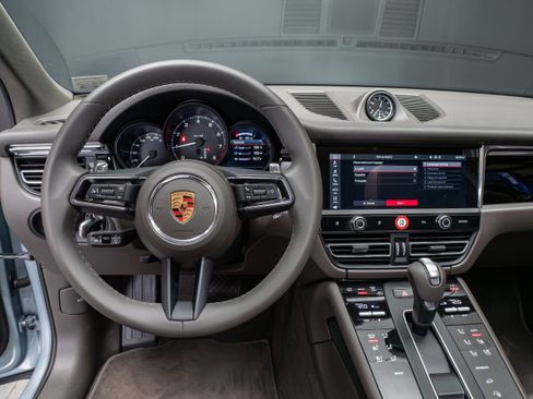 Certified 2025 Porsche Macan AWD/4WD image 18