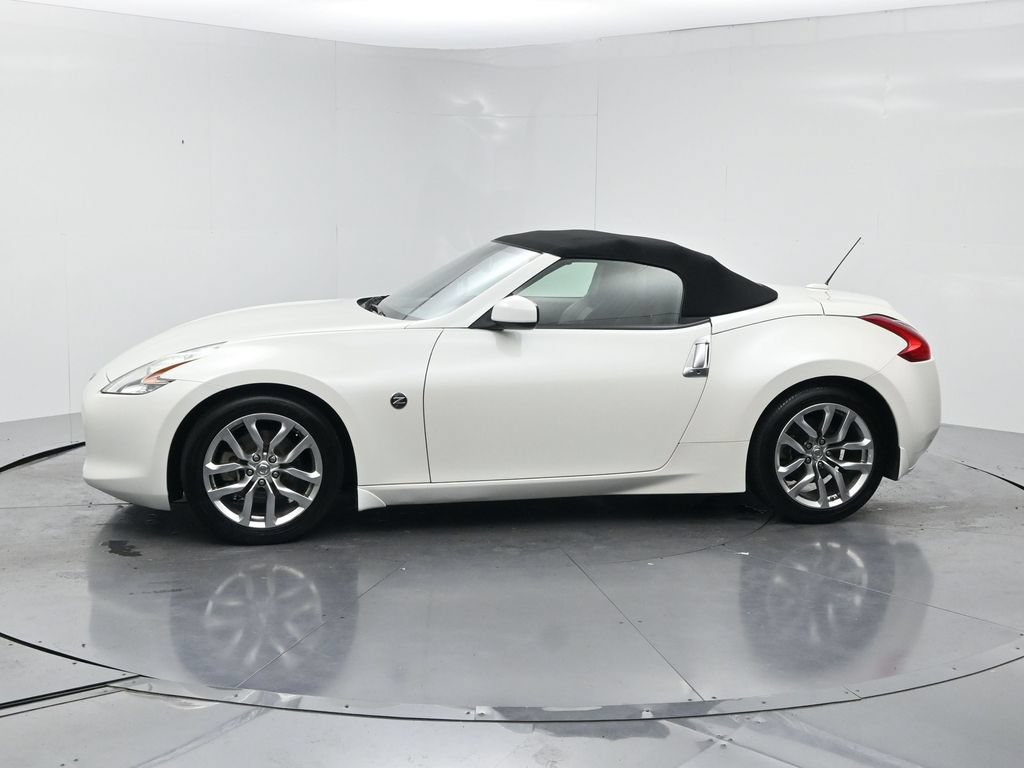 Used 2010 Nissan 370Z Touring RWD image 3
