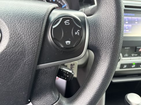 Used 2014 Toyota Camry L image 27