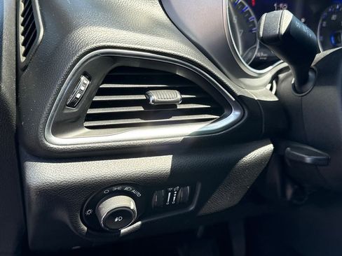 Used 2019 Chrysler Pacifica Touring-L Plus w/ Advanced Safetytec Group FWD image 27