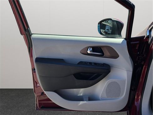 Used 2023 Chrysler Voyager LX image 21