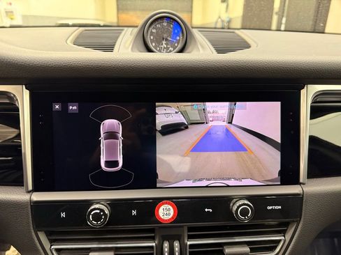 Used 2022 Porsche Macan w/ Premium Package image 17