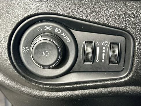 Used 2016 Jeep Renegade Latitude w/ Popular Equipment Group AWD/4WD image 10