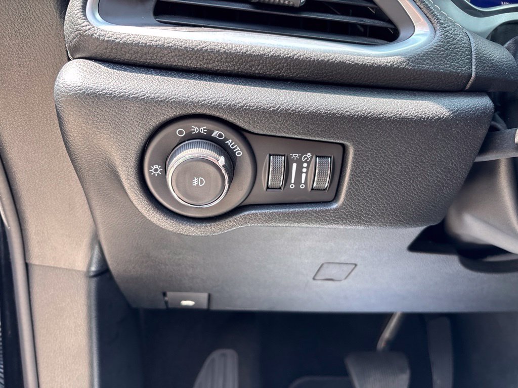 Used 2025 Chrysler Pacifica Limited FWD image 35