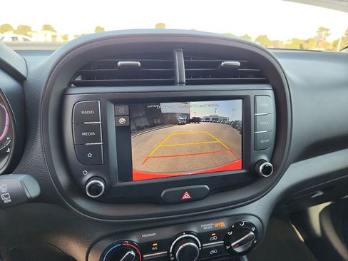 Used 2024 Kia Soul LX w/ Option Group 015 FWD image 18