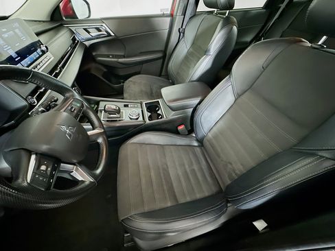 Used 2024 Mitsubishi Outlander SE image 13