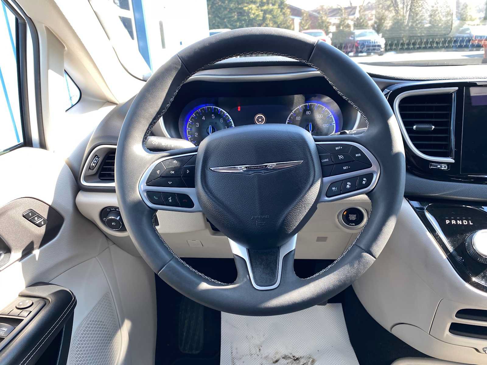 Used 2023 Chrysler Pacifica Touring-L FWD image 18