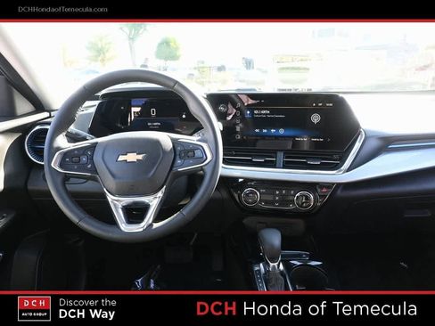Used 2024 Chevrolet Trax LT w/ Sunroof Package image 8