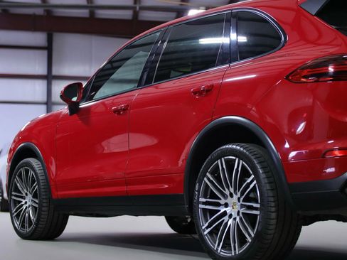 Used 2018 Porsche Cayenne S image 17
