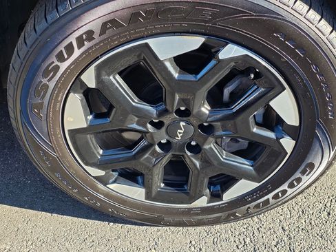 Used 2024 Kia Sorento S image 8