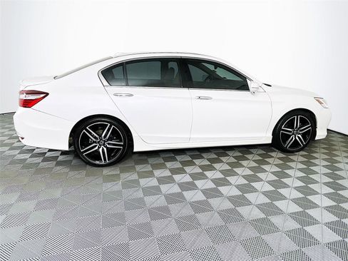 Used 2016 Honda Accord Touring image 11
