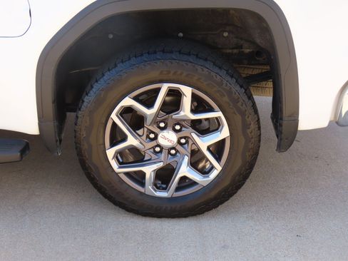 Used 2022 GMC Sierra 1500 SLT w/ SLT Convenience Package image 17