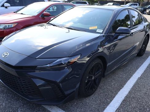 Used 2025 Toyota Camry SE FWD image 2