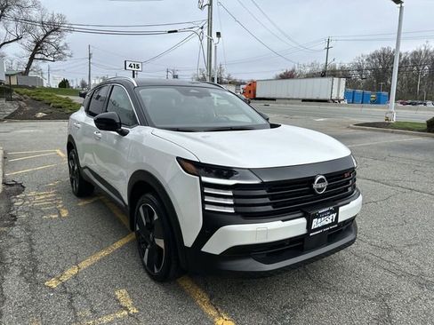 Used 2025 Nissan Kicks SR FWD image 2