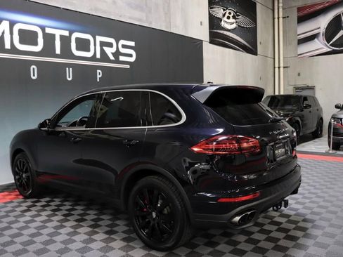 Used 2015 Porsche Cayenne Turbo image 4