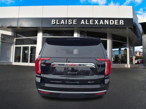 Used 2024 GMC Yukon SLT w/ SLT Luxury Package image 4