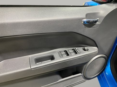 Used 2009 Dodge Caliber SXT image 8