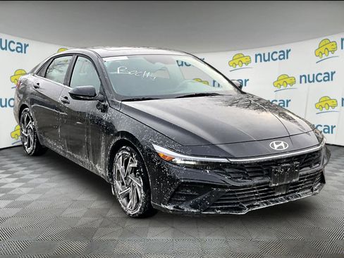 Used 2025 Hyundai Elantra SEL image 1