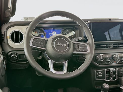 Used 2025 Jeep Wrangler Unlimited Sahara AWD/4WD image 16