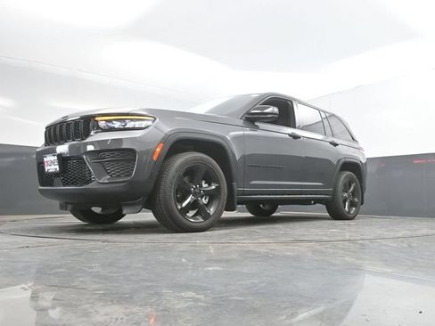 Used 2025 Jeep Grand Cherokee Altitude AWD/4WD image 48