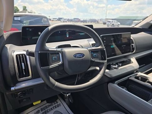 Used 2025 Ford Expedition Active AWD/4WD image 12