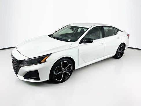 Used 2025 Nissan Altima 2.5 SR FWD image 3