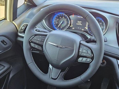 New 2026 Chrysler Pacifica Limited FWD image 11